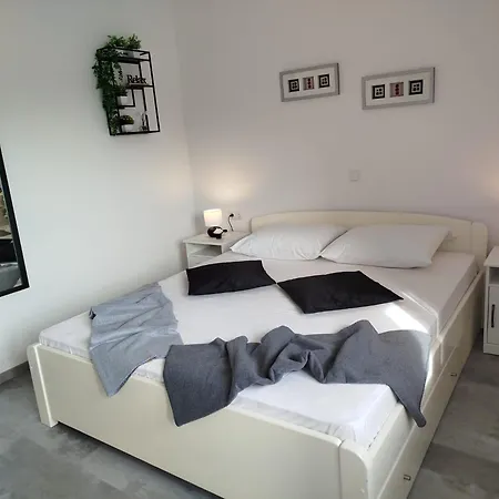 Anna Maris Apartment Rab Town